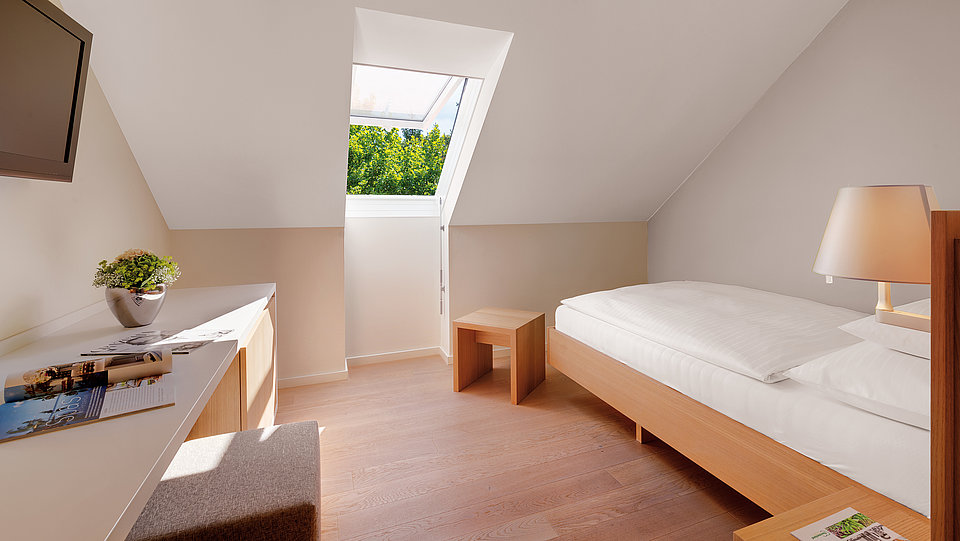 Designzimmer mit Dachschräge